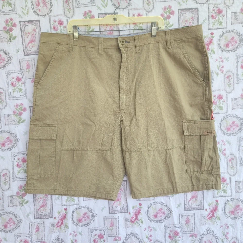 NWT Wrangler Relaxed Fit Cargo Shorts Mens 46 Reg Tan Khaki 100% Cotton‎ Utility